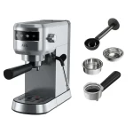 اسپرسوساز آاگ مدل AEG EC6-1-6ST همراه با پرتافیلتر، بسکت‌های تک و دو، و پیمانه قهوه روی پس‌زمینه سفید.