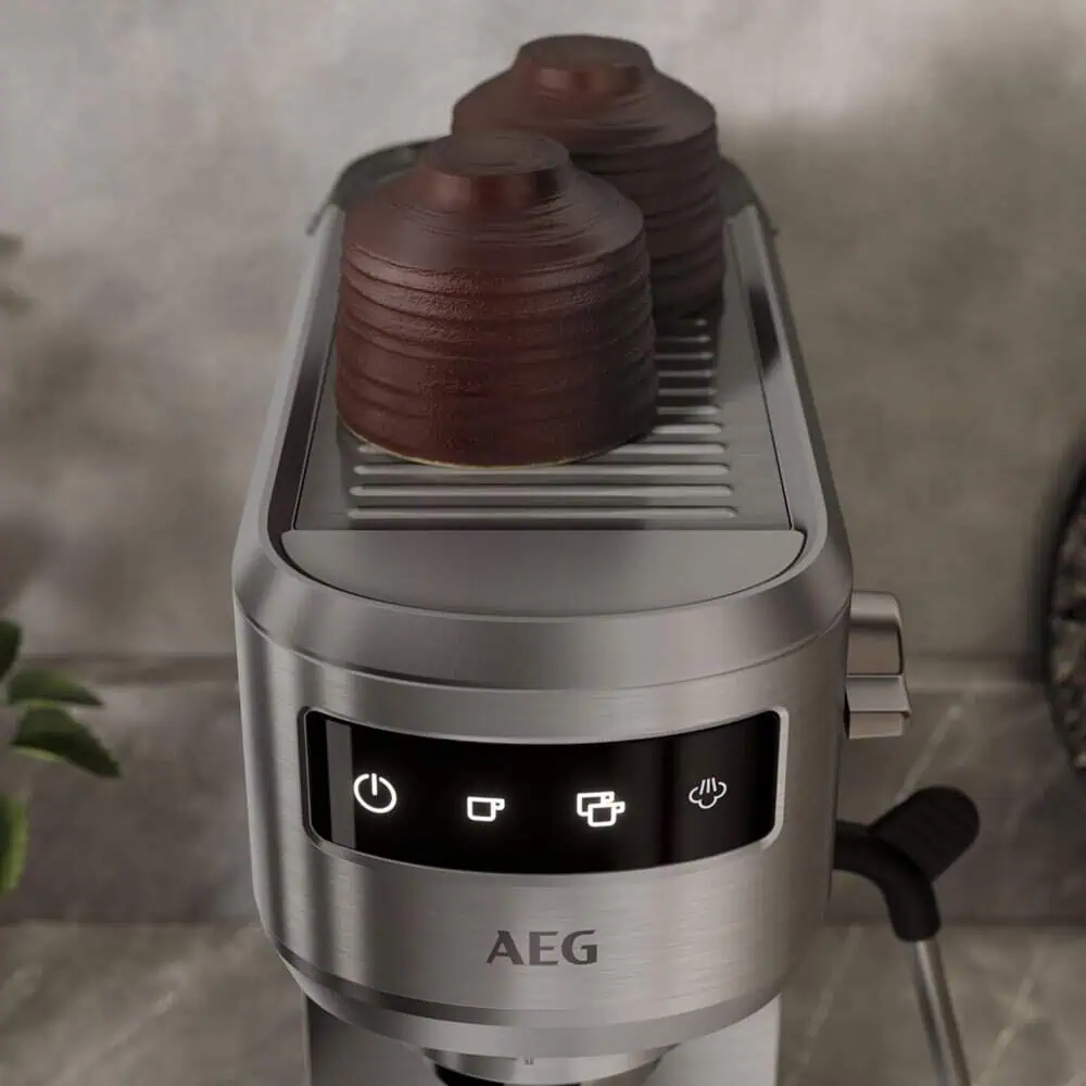 نمای بالایی اسپرسوساز AEG EC6-1-6ST با گرمکن فنجان و دو ماگ قرارگرفته روی قسمت بالایی دستگاه.
