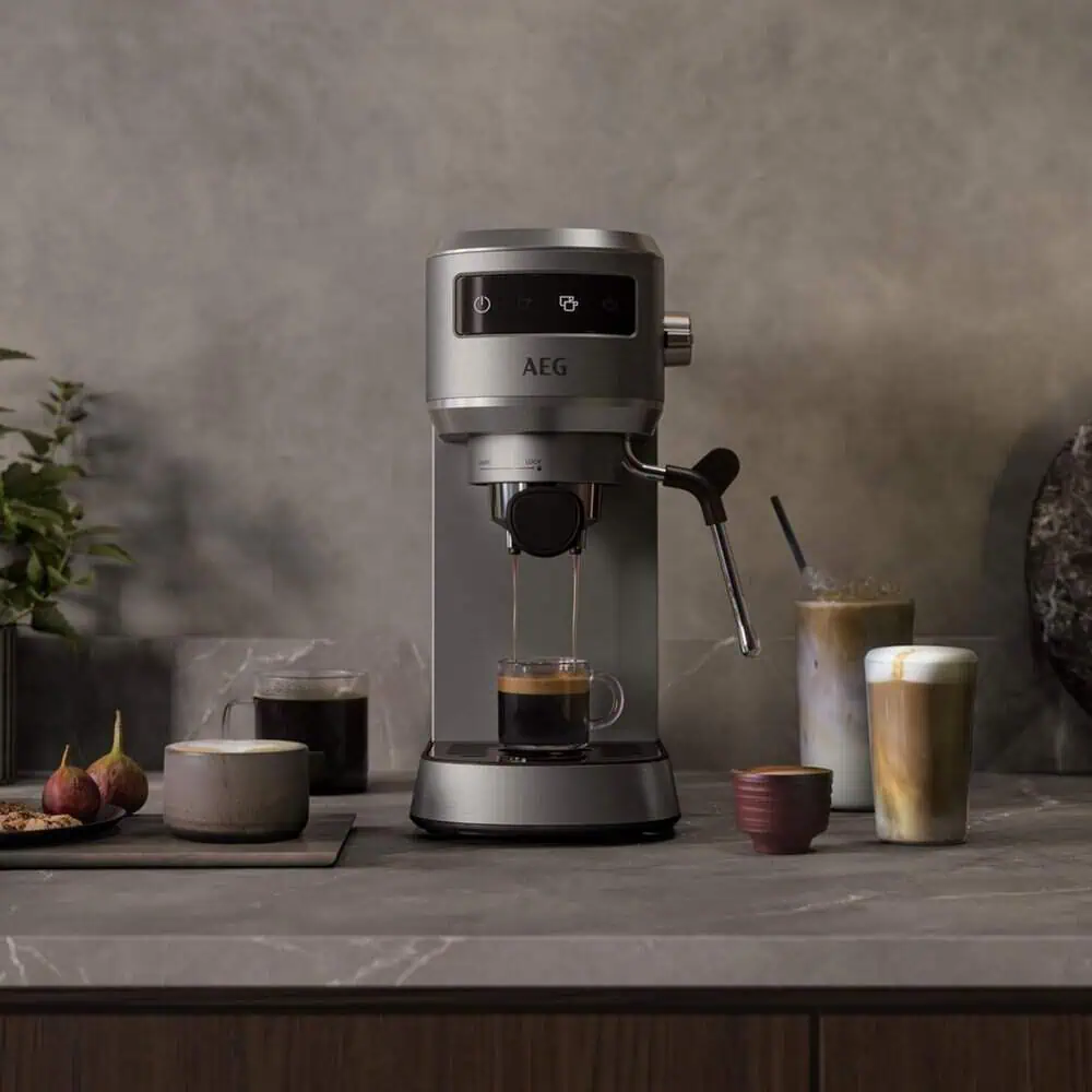 اسپرسوساز آاگ مدل AEG EC6-1-6ST در حال تهیه اسپرسو در یک آشپزخانه مدرن.