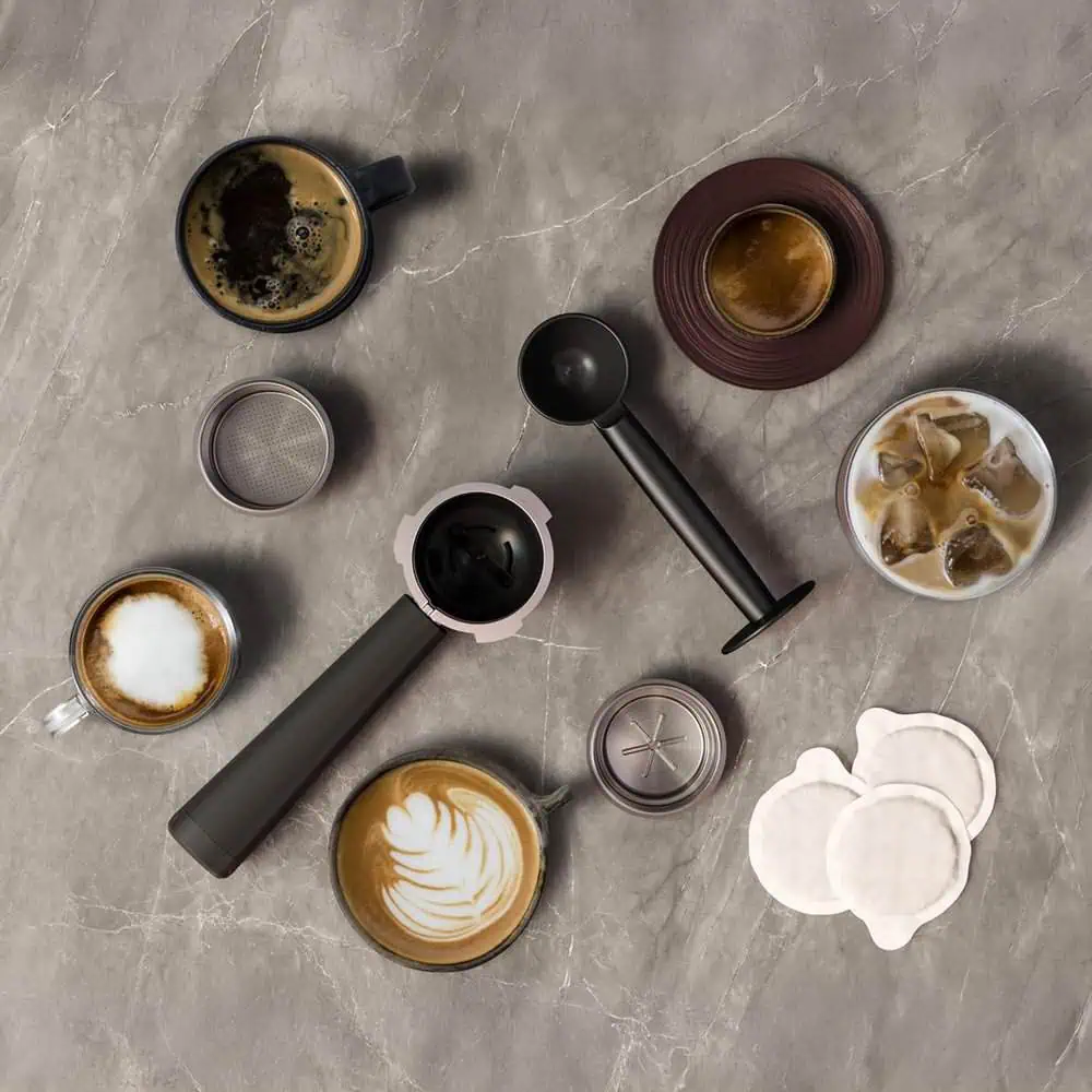 لوازم جانبی اسپرسوساز AEG EC6-1-6ST شامل پرتافیلتر، بسکتها، پیمانه و انواع نوشیدنی قهوه آمادهشده روی میز.