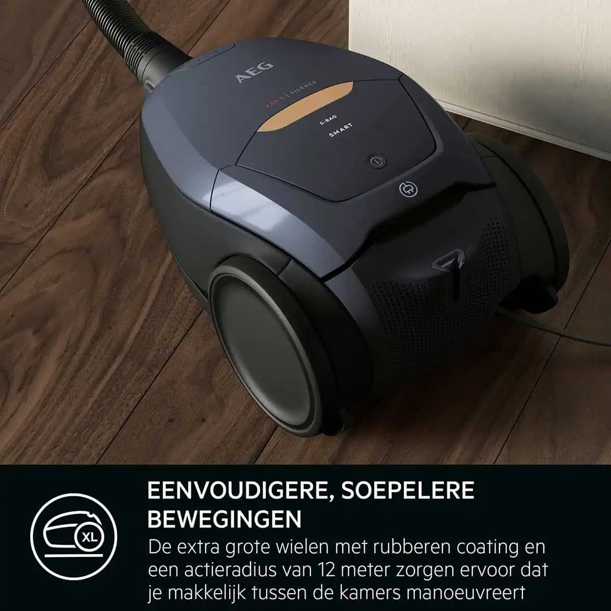 کنترل هوشمند قدرجاروبرقی آاگ AEG VX82-1-5DB با چرخ‌های بزرگ نرم برای حرکت روان روی انواع سطوح و شعاع عملکرد ۱۲ مترت مکش از روی دسته جاروبرقی آاگ AEG VX82-1-5DB بدون نیاز به خم شدن