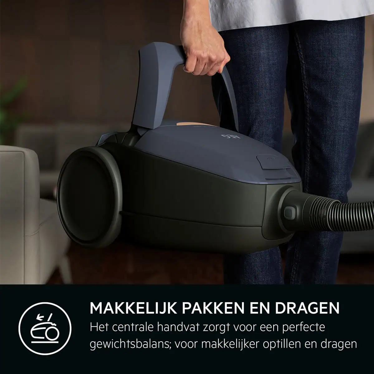 جاروبرقی آاگ AEG VX82-1-5DB با دسته مرکزی متعادل برای حمل آسان و جابه‌جایی راحت در خانه