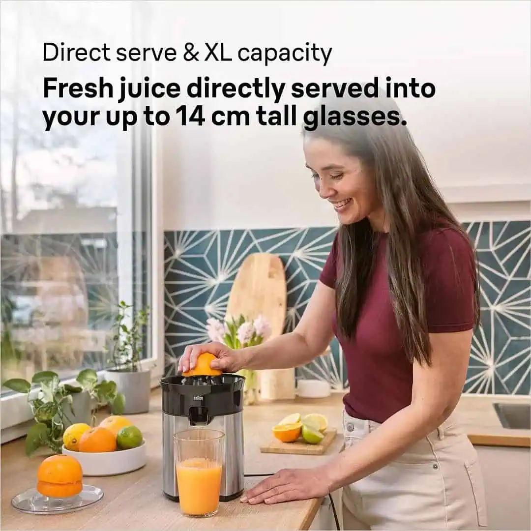 استفاده از آب مرکبات‌گیر Braun CJ5050 در آشپزخانه – سرو مستقیم در لیوان بلند ۱۴ سانتی