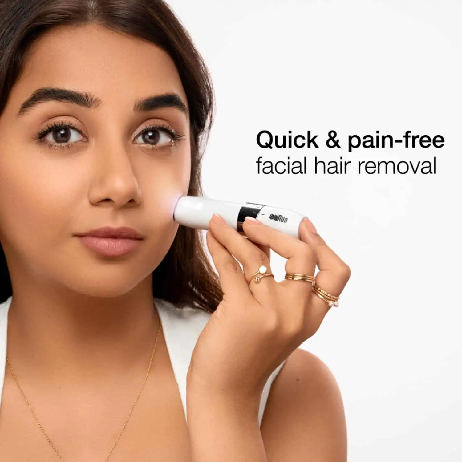 زن در حال استفاده از شیور صورت براون FS1000 روی گونه با چراغ هوشمند روشن و متن "Quick & pain-free facial hair removal" (حذف سریع و بدون درد موهای صورت).