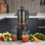 آبگیری میوهها و سبزیجات متنوع با عصارهگیر کاسو آلمان مدل JuiceFit Pro 3511 روی میز آشپزخانه مدرن