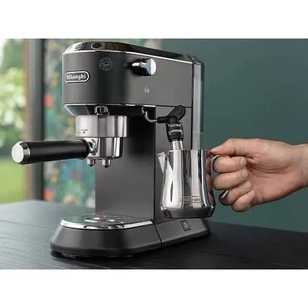 اسپرسوساز دلونگی EC685 در حال فومگیری شیر با نازل بخار استیل