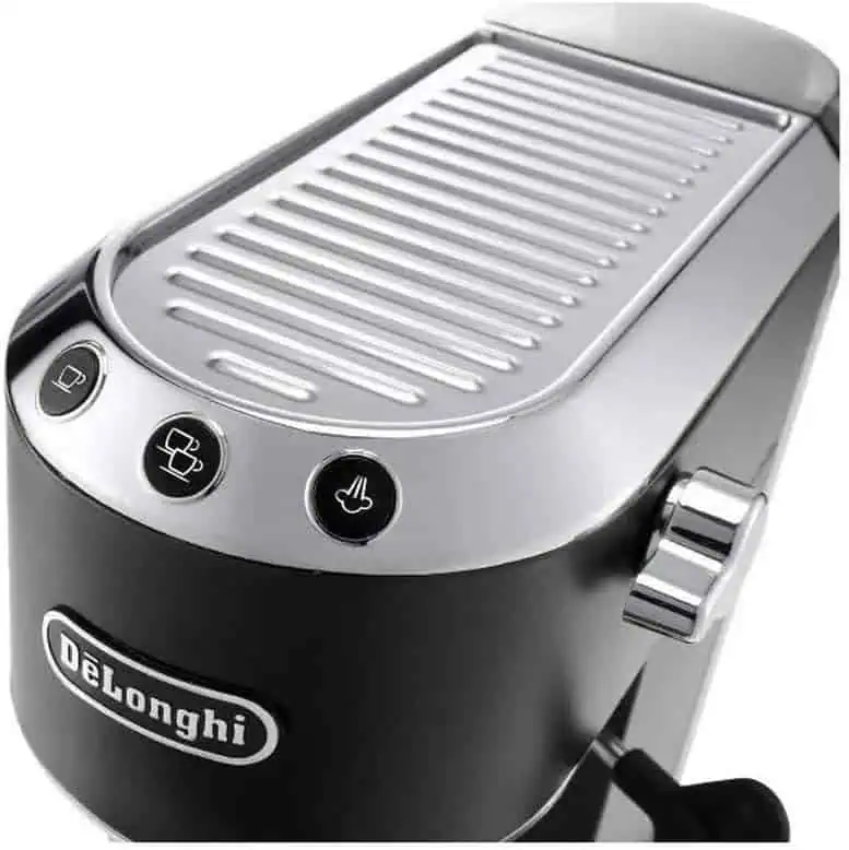 نمای بالایی اسپرسوساز دلونگی EC685 با دکمههای کنترلی و سینی گرمکن فنجان