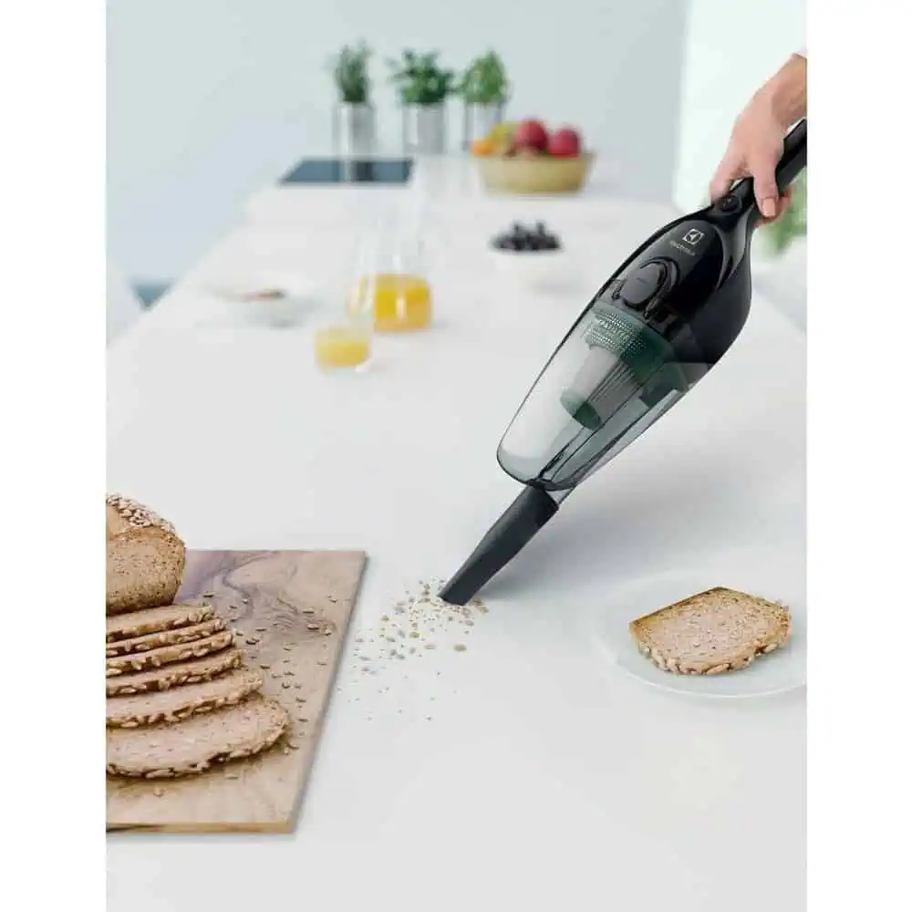 استفاده از جاروبرقی دستی Electrolux STK12 برای جمع‌آوری خرده‌های نان از روی میز