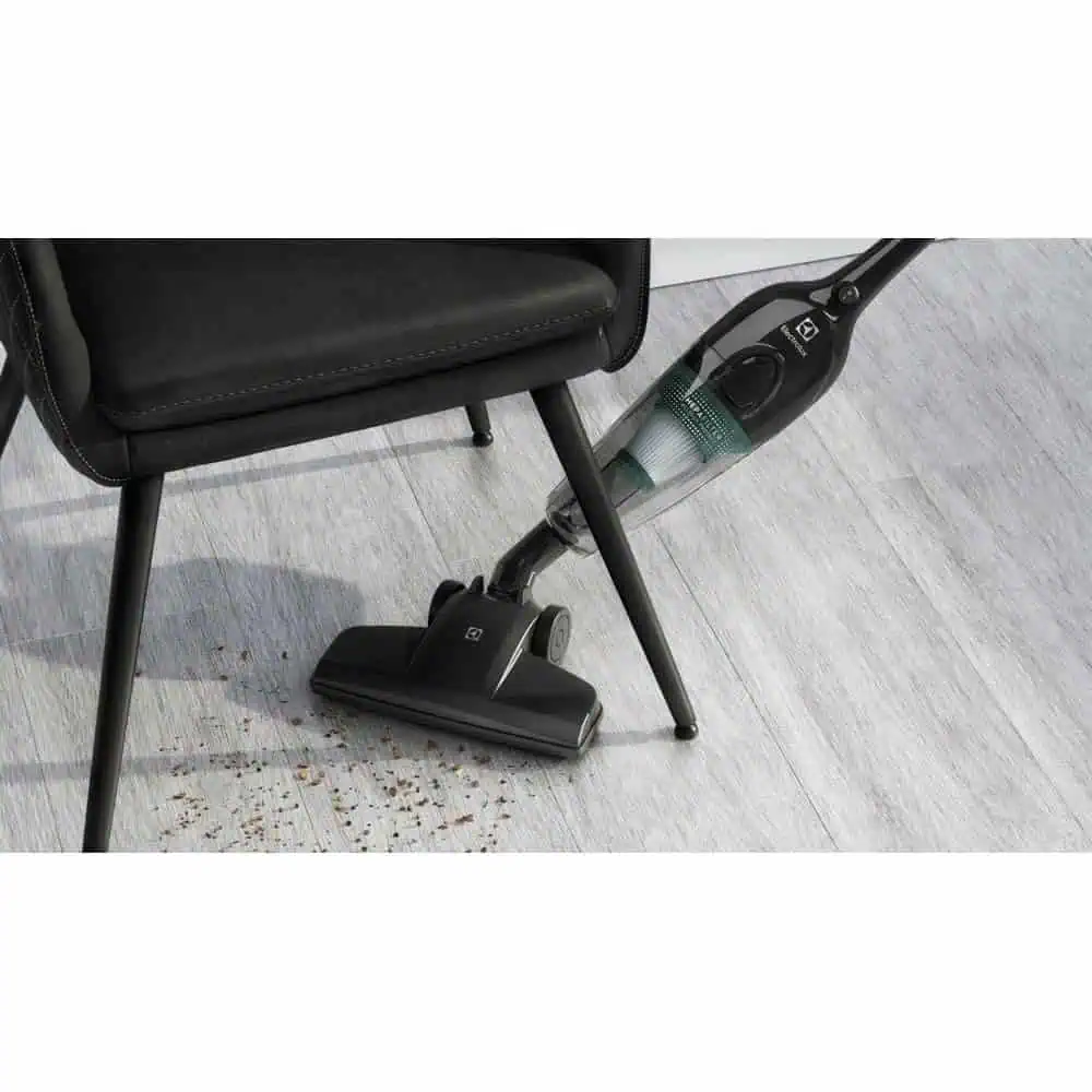 تمیز کردن زیر مبلمان با جاروبرقی پرتابل Electrolux STK12 با طراحی باریک و سری متحرک