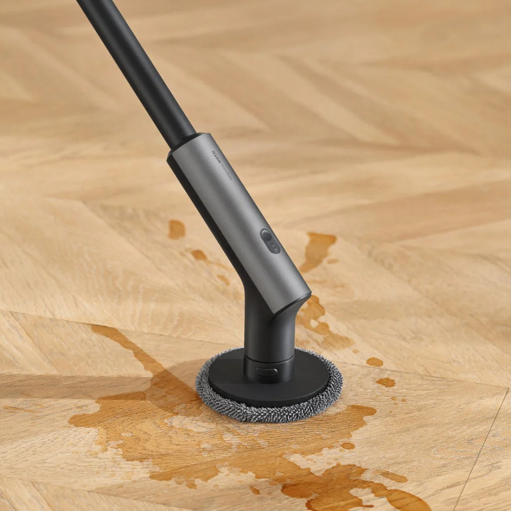 پاک کردن لکههای زمین با پد پارچهای اسکرابر شارژی هوتو HOTO QWQJS001 و دسته تلسکوپی