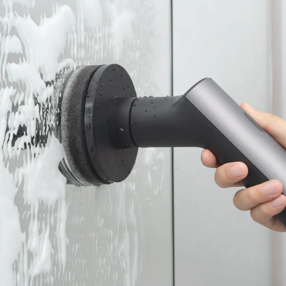 شستوشوی دیوار شیشهای حمام با پد اسفنجی اسکرابر هوتو HOTO QWQJS001 مقاوم در برابر آب