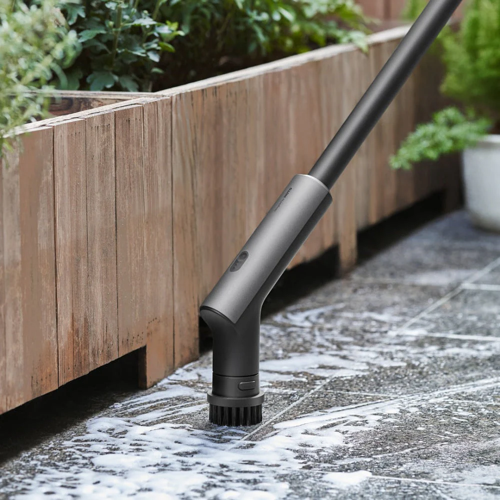 تمیزکاری فضای بیرونی و کف حیاط با برس اسکرابر هوتو HOTO QWQJS001 مناسب سطوح سخت و موزاییک