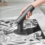 استفاده از اسکرابر شارژی هوتو HOTO QWQJS001 برای تمیزکاری سطح اجاق گاز با کف پاک‌کننده