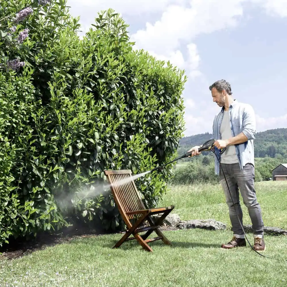 شستشوی صندلی باغ با کارواش کارچر آلمان مدل K 2 Universal Edition