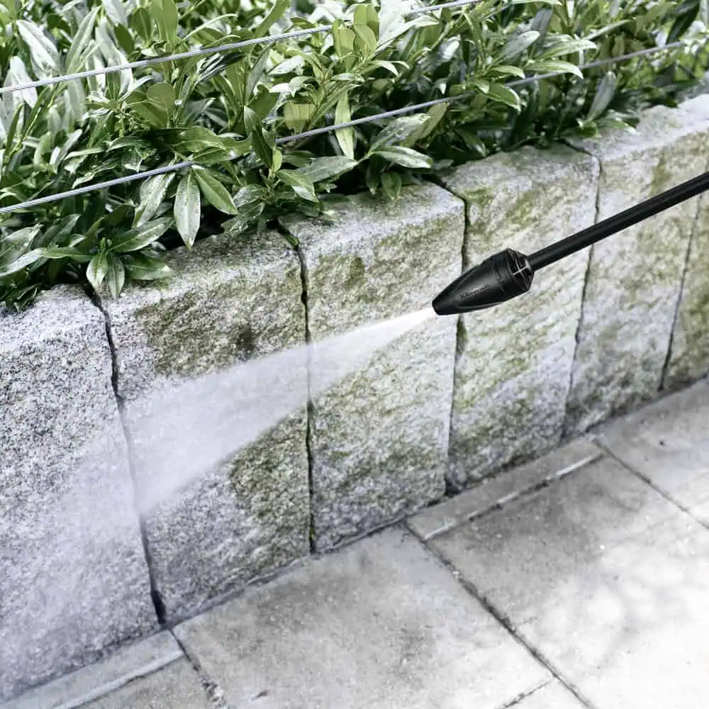 تمیز کردن دیوار و لبه باغ با کارواش کارچر K 2 Universal Edition