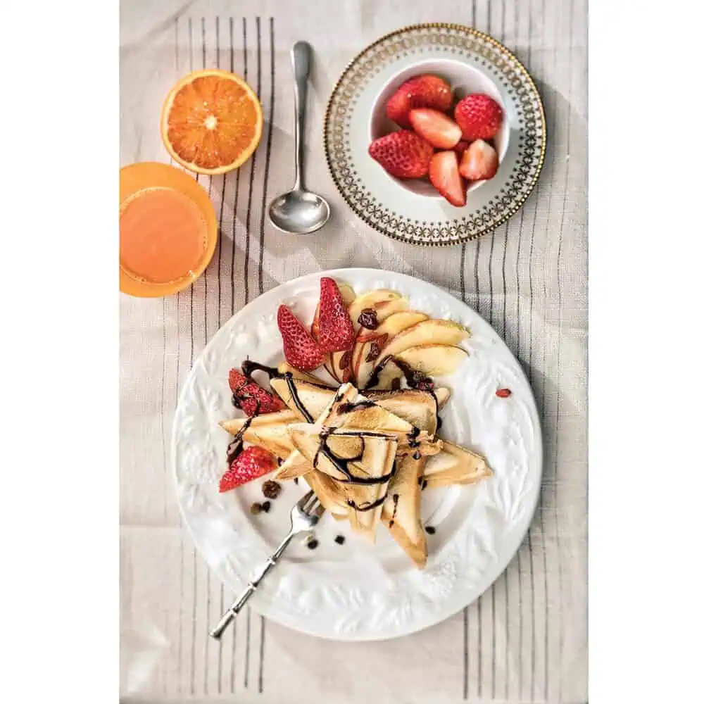 بشقاب اسنکهای مثلثی تهیهشده با دستگاه همراه با توتفرنگی و برشهای سیب