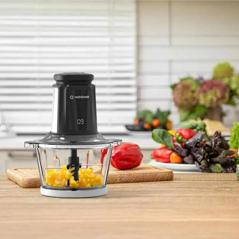 خردکن دو کاسه 3 لیتر نوتریکوک Nutricook NC-CH6000 در محیط آشپزخانه با مواد غذایی تازه