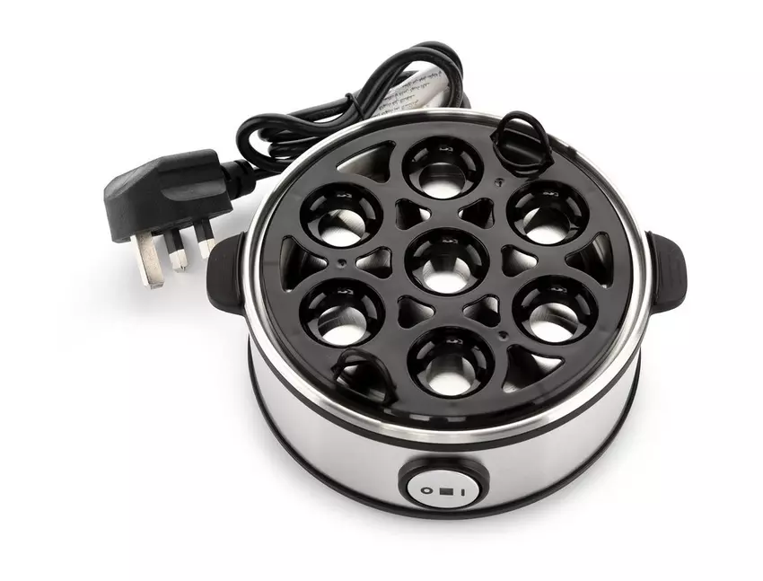 نمای بالای دستگاه تخممرغپز برقی نوتریکوک با سینی مشکی مخصوص قرارگیری ۷ عدد تخممرغ و دو دسته جانبی.