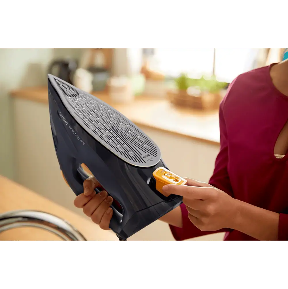 نمای نزدیک از سیستم تمیزکننده و خروجی بخار اتو فیلیپس مدل HD7060