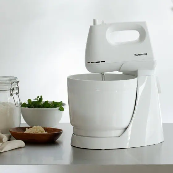 همزن پاناسونیک مدل MK-GB3 روی میز آشپزخانه در کنار مواد اولیه شیرینیپزی