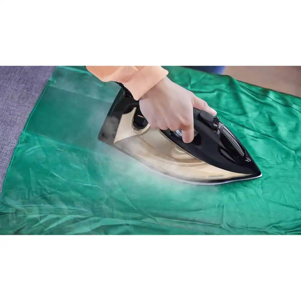 اتو بخار فیلیپس DST7040 در حال اتوکشی پارچه سبز، عملکرد بخار پیوسته برای از بین بردن چروکها