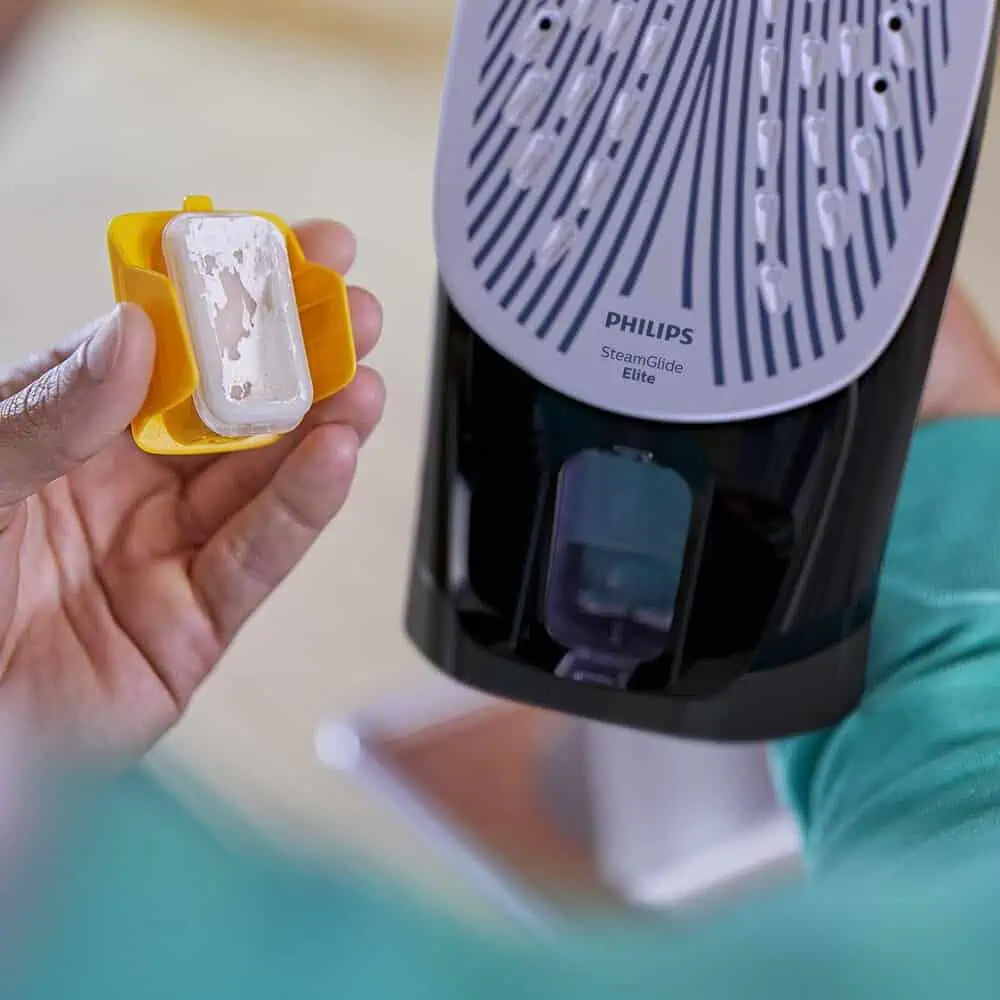 نمای نزدیک از سیستم ضدرسوب Smart Calc Clean در کف اتو بخار Philips DST7040