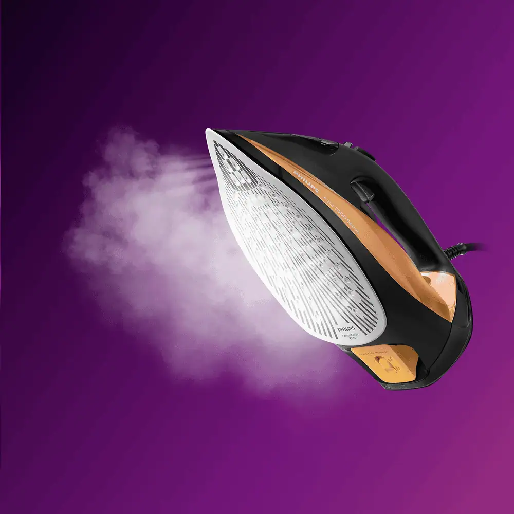 نمای بخاردهی کفی SteamGlide Elite اتو بخار فیلیپس DST7040 با پسزمینه بنفش