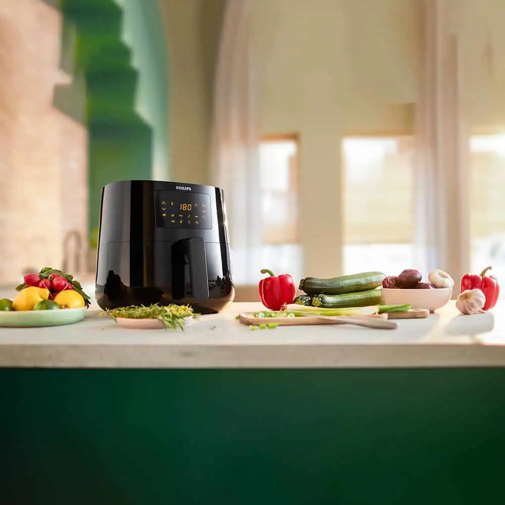 سرخکن فیلیپس HD9270/91 روی میز آشپزخانه همراه با مواد غذایی تازه