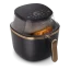 سرخ کن بدون روغن فیلیپس مدل Philips NA332 با طراحی مشکی طلایی و فناوری RapidAir Plus در حال پخت مرغ بریان