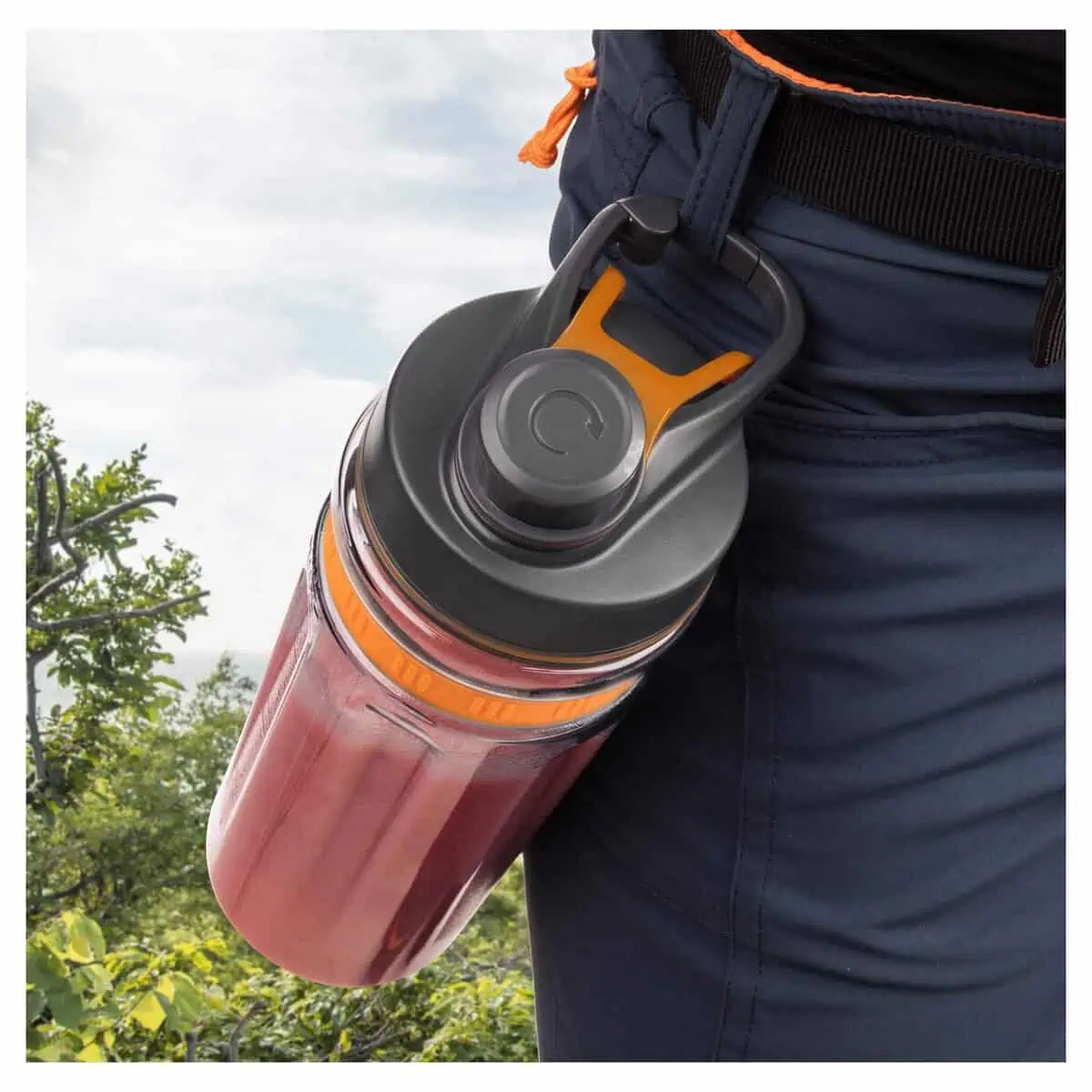 بطری قابل حمل اسموتیساز سنکور متصل به کمربند شلوار در فضای باز