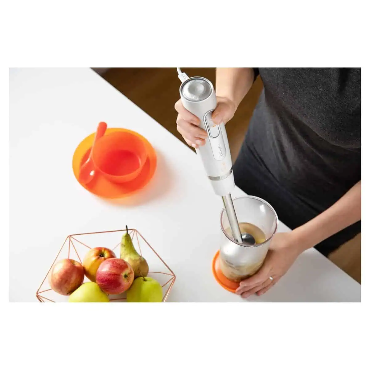 استفاده از گوشتکوب برقی سنکور مدل SHB 4358WH برای مخلوط کردن مواد در لیوان مدرج