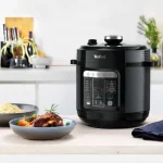 مولتی کوکر تفال CY6018M2 قرار گرفته روی میز آشپزخانه هنگام سرو غذا