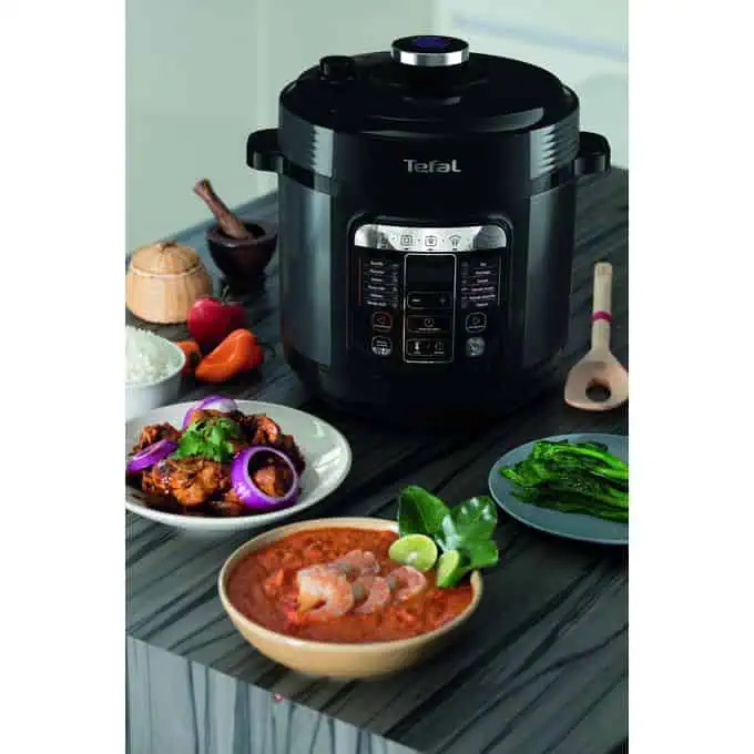 دستگاه تفال CY6018M2 در حال پخت غذا با نمایش چند ظرف غذایی اطراف آن