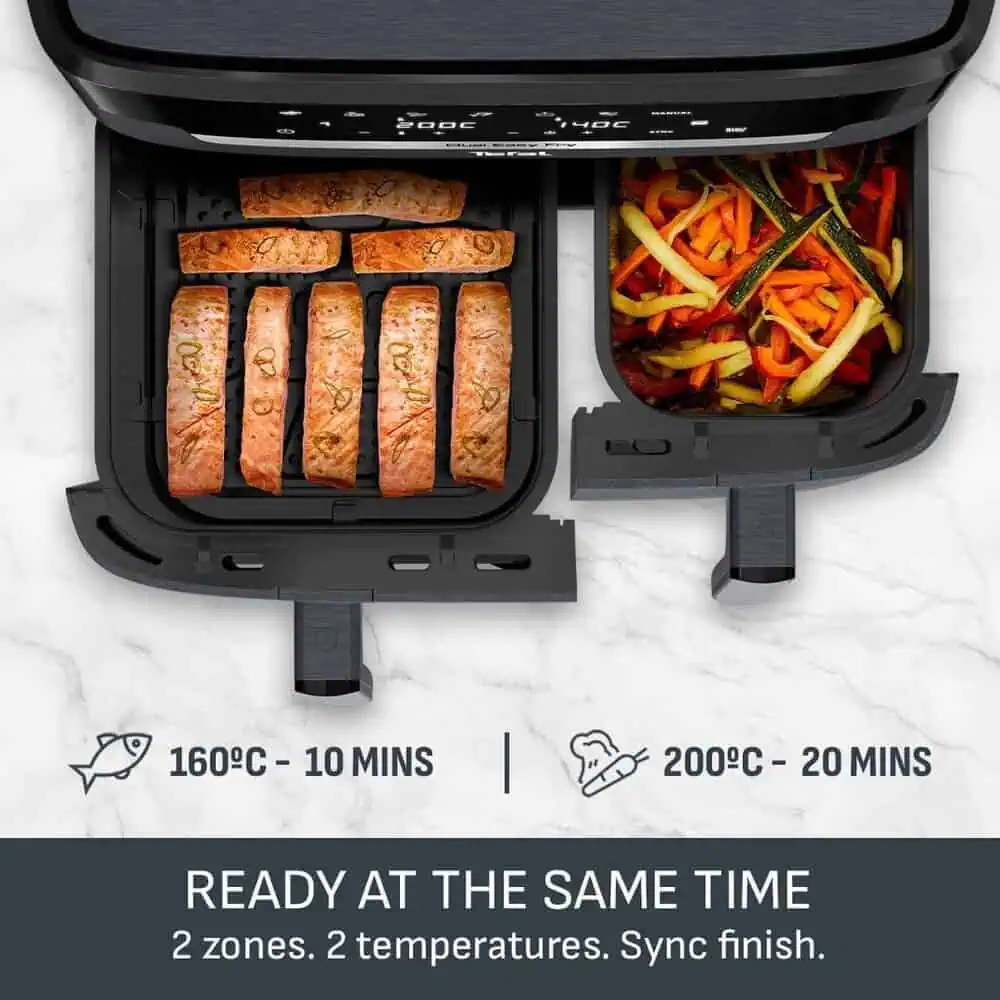 دو کشوی مجزای سرخکن Tefal EY942 در حال پخت همزمان ماهی و سبزیجات با دمای متفاوت