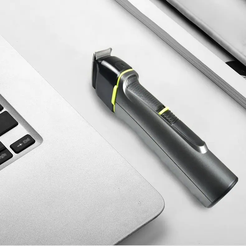 ریش‌تراش والریا AV-1000 در کنار لپ تاپ برای نشان دادن شیک بودن محصول